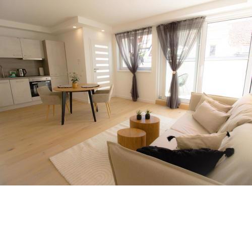 Cozy Central Apartment with Wooden Accents & Terrace l JOS16