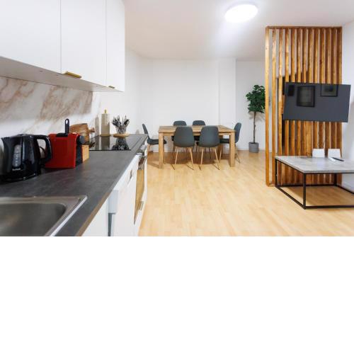 Cozy Family & Group Apartment - 15 min to Center