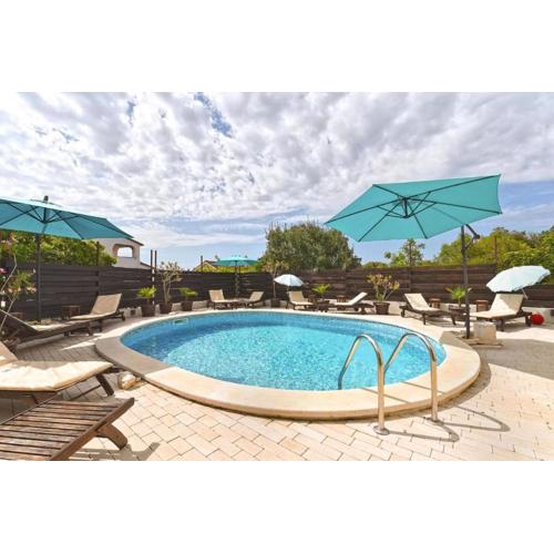 Cozy flat with balcony, pool access and full amenities