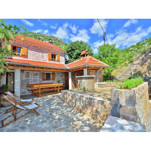 Cozy Holiday Home with Garden in Starigrad