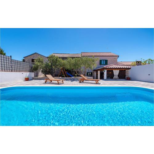 Cozy Home In Drage With Jacuzzi
