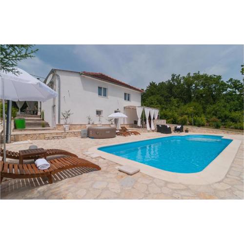 Cozy Home In Hrvace With Jacuzzi