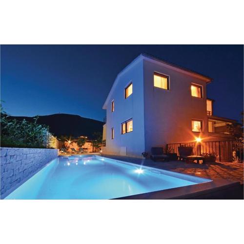 Cozy Home In Kastel Novi
