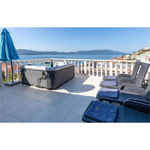 Cozy Home In Komarna With Jacuzzi