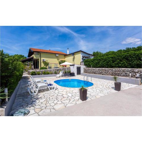 Cozy Home In Krasica With Jacuzzi