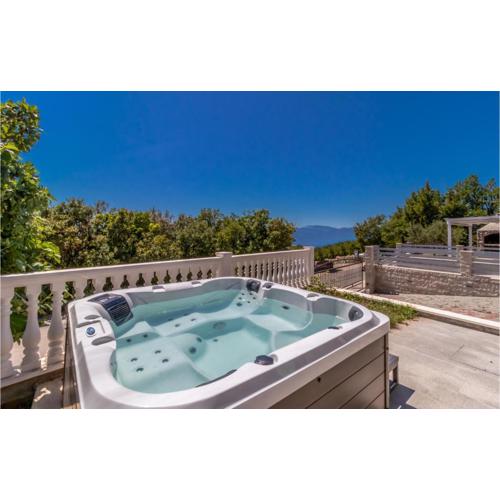 Cozy Home In Smrika With Jacuzzi