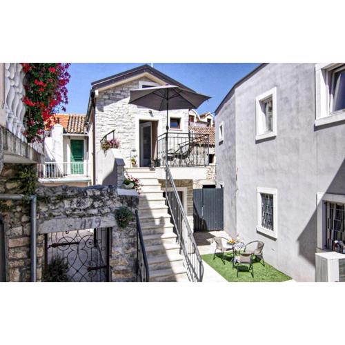 Cozy Home In Turanj With Wifi