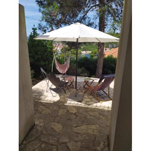 Cozy Jelsa apartment in the shade of the pines.