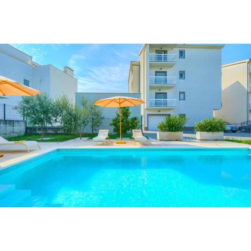 Cozy New Apartments with Private Pool Podstrana