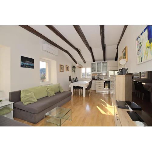 Cozy penthouse near Roman palace