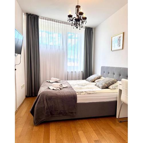 COZY PLACE NEAR BUS AND RAILWAY STATION with common kitchen, bathroom and toilet