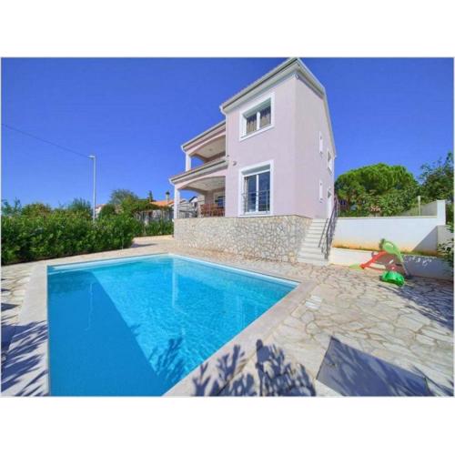 Cozy Villa With Pool