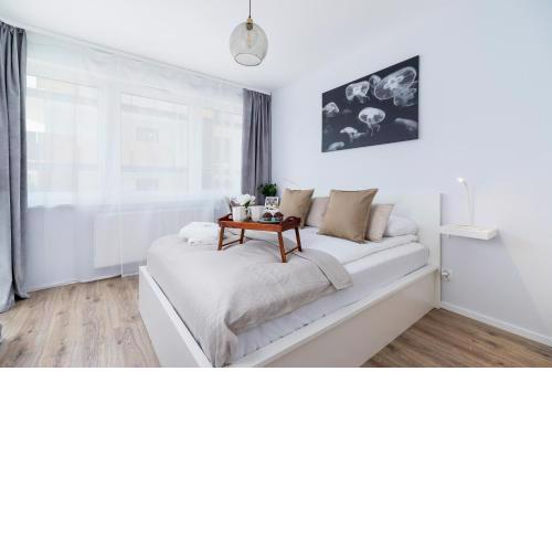 Cracow Apartment Bronowicka with Parking by Noclegi Renters