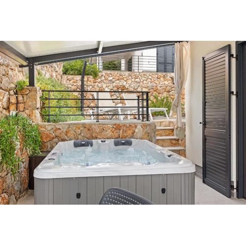 Crepsa Paradise with Jacuzzi - Couple Getaway