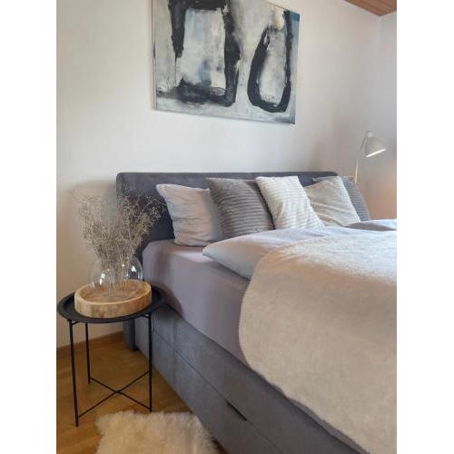 CROWN LIVING Design Apartment - 2 Schlafzimmer - Küche - gratis Parkplatz - Abstellraum für Fahrräder/Ski