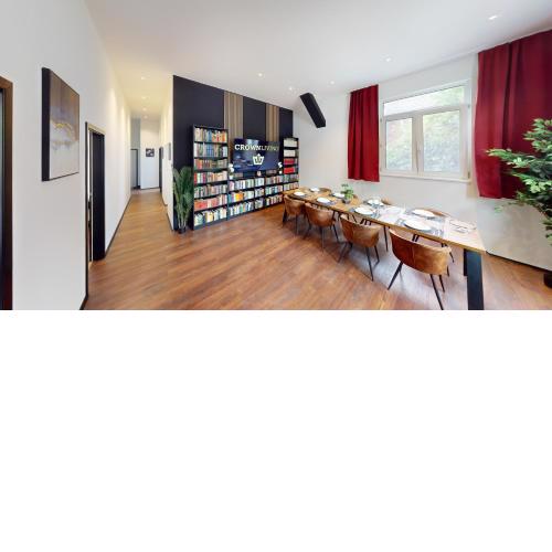 CROWN LIVING Design Loft, Küche, Bibliothek, Gartensitzplatz