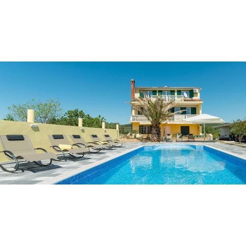 Crowonder Sun&Fun Holiday House with Large Swimming Pool, Playroom and Garden