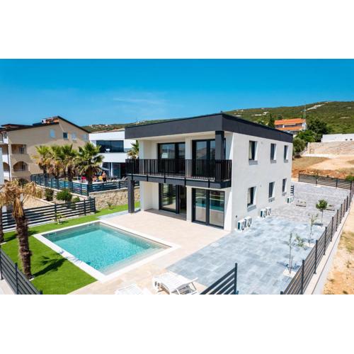 CROWONDER Villa Maja with Swimming Pool