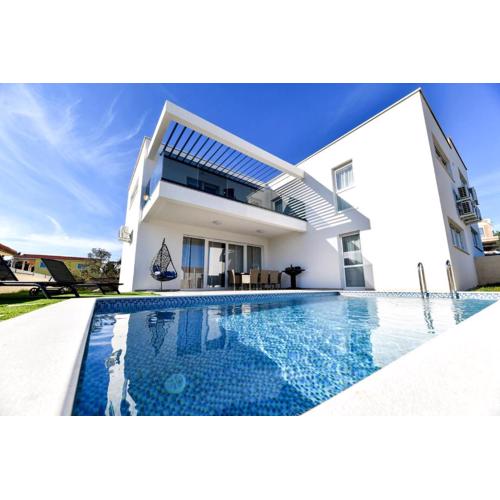 CROWONDER Villa Sunrise with Swimming Pool and Seaview