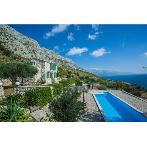 Dalmatian stone villa with heated pool