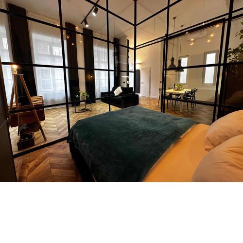 DEAK CENTRAL LOFT