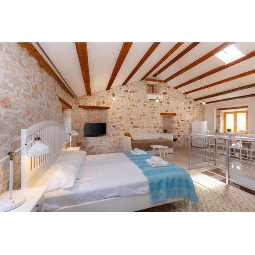 DeAmicis Studios by Irundo