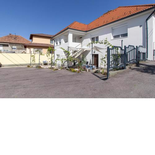 Déli Terasz B Apartman Free parking, self-check-in anytime