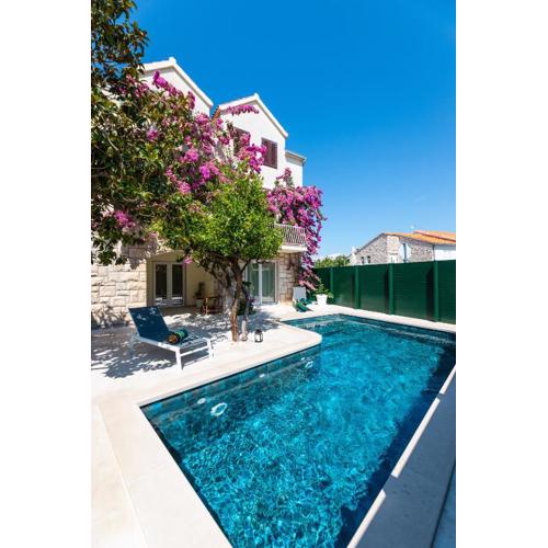 Deluxe apartment BRAČOLET private pool