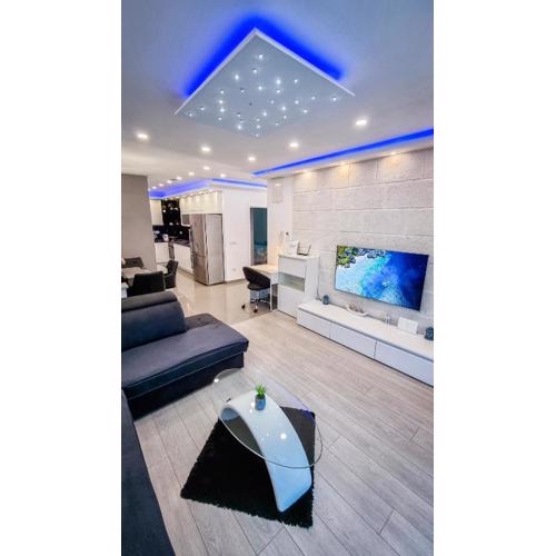 Deluxe Apartment F & M