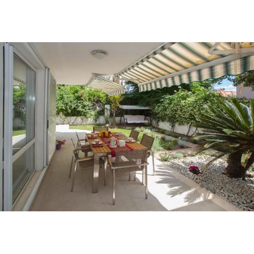 Deluxe apartment Lea with large garden