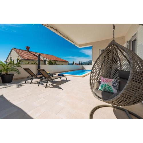 Deluxe Apartment Unique-With Private Heated Pool