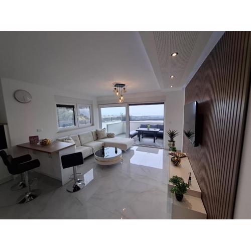 Deluxe apartment with swimming pool