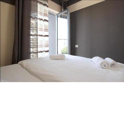 "Deluxe Apartments" C 16-Є - 1221