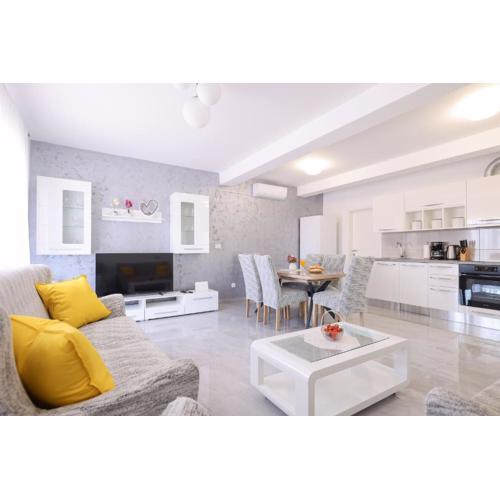 Deluxe Apartments Sanja with Seaview