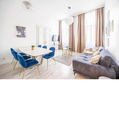 DeLuxe D16 Grand Suite next to the Synagogue