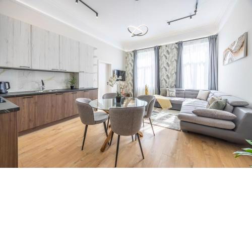 DeLuxe Izabella City Center Residence with 4BEDRM, 3BATHRM