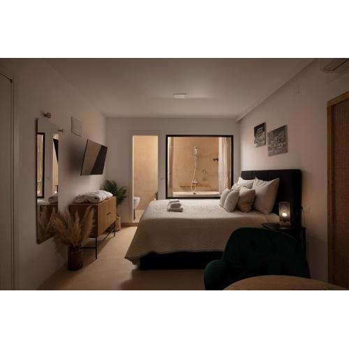 Deluxe Studio in City Center with Free Private Parking