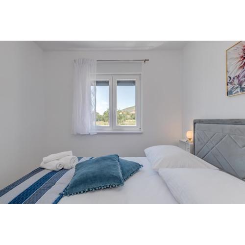 Deluxe suites with private garden, central