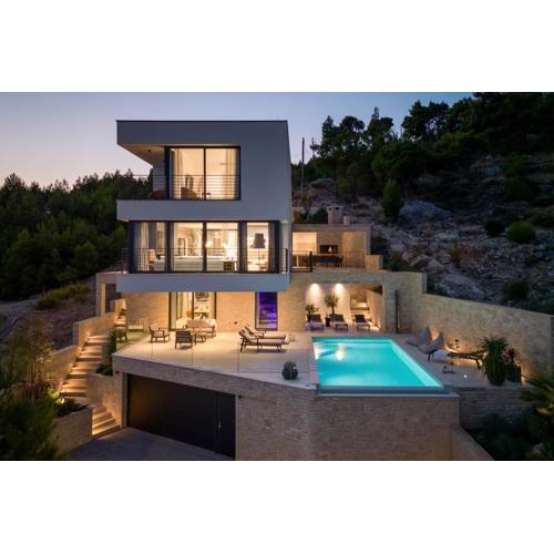 Deluxe Villa Nitia with 4 bedrooms 550m from sandy beach
