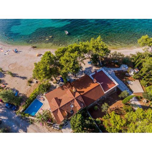 Deluxe Villa Sirena on the beach with Pool