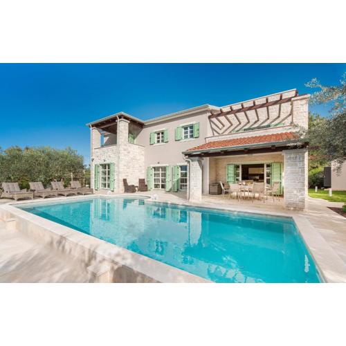 Design and Luxury Villa with Pool