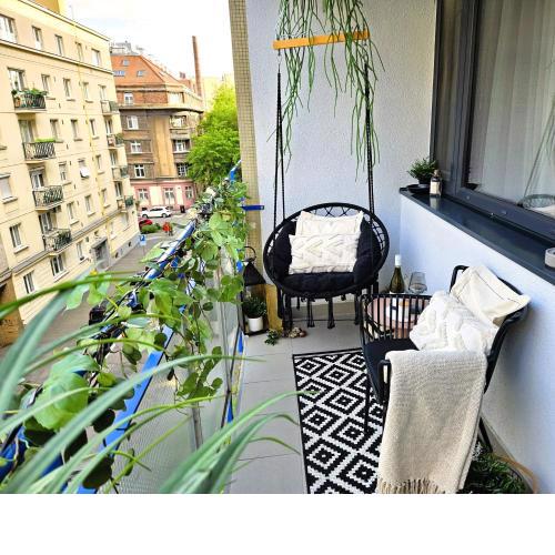 Design Apt in Old Town-Free Parking-Balcony