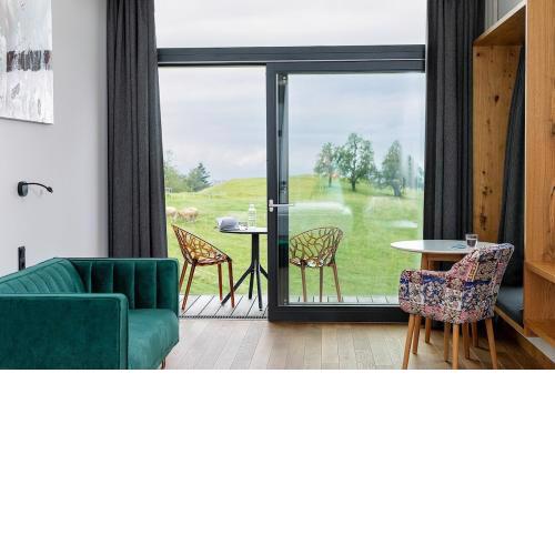 Design-Chalet mit Teilseeblick, Pool, Spa & Restaurant