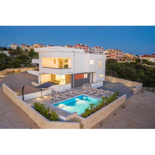 Dino 2 luxury apartment with pool