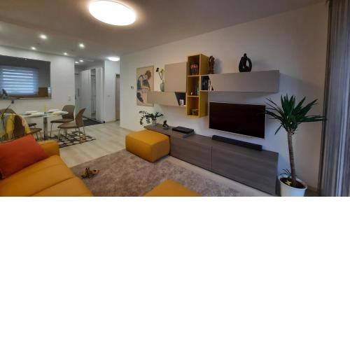DISZTINGVÁLT Apartman, free garage