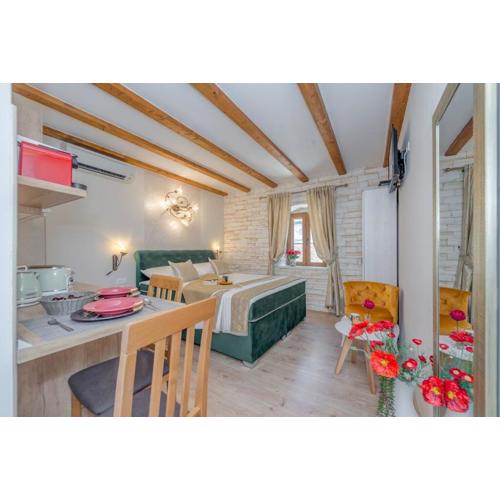 DIVA 1,stylish Old Town studio apartment near beach