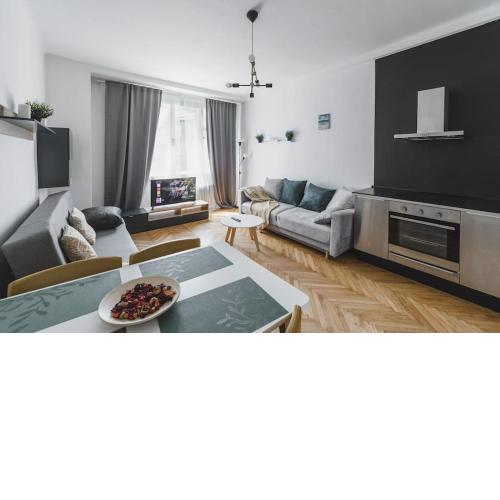 Dlouha Hemingway apartment