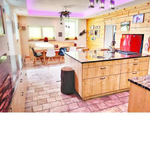 DMG - 'Large, Luxurious Ground Floor' Apartment