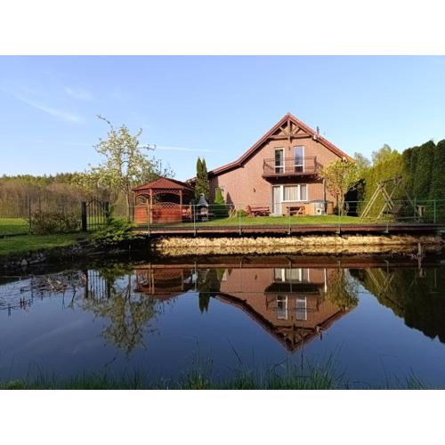 Domek nad stawem z balią i sauną