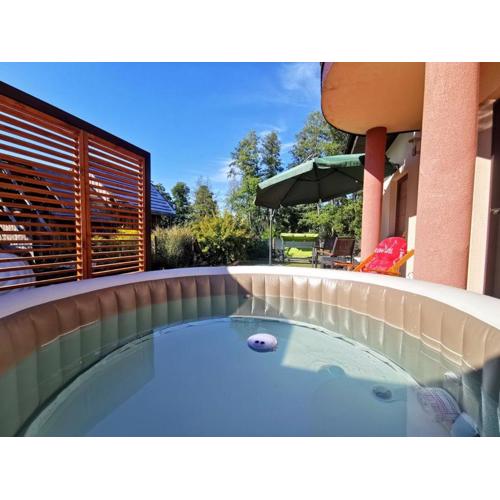 Domek wypoczynkowy Zielonka -jacuzzi w sezonie-